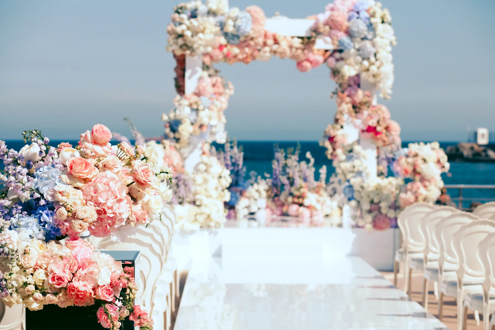 Hochzeitscatering Berlin — Blumenbogen & festliche Tafel