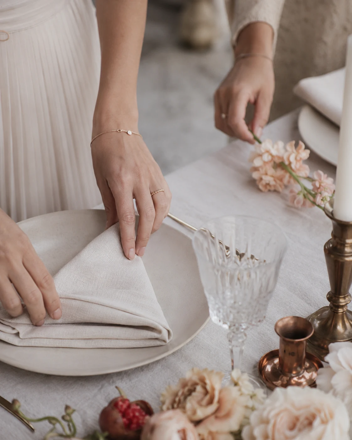 Hochzeit Tischeindeckung Detail Berlin — Serviette, Blumen und Gold