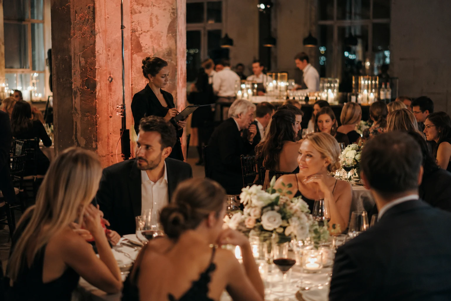 Hochzeitscatering Berlin — Gäste beim eleganten Candle-Light-Dinner Abendempfang