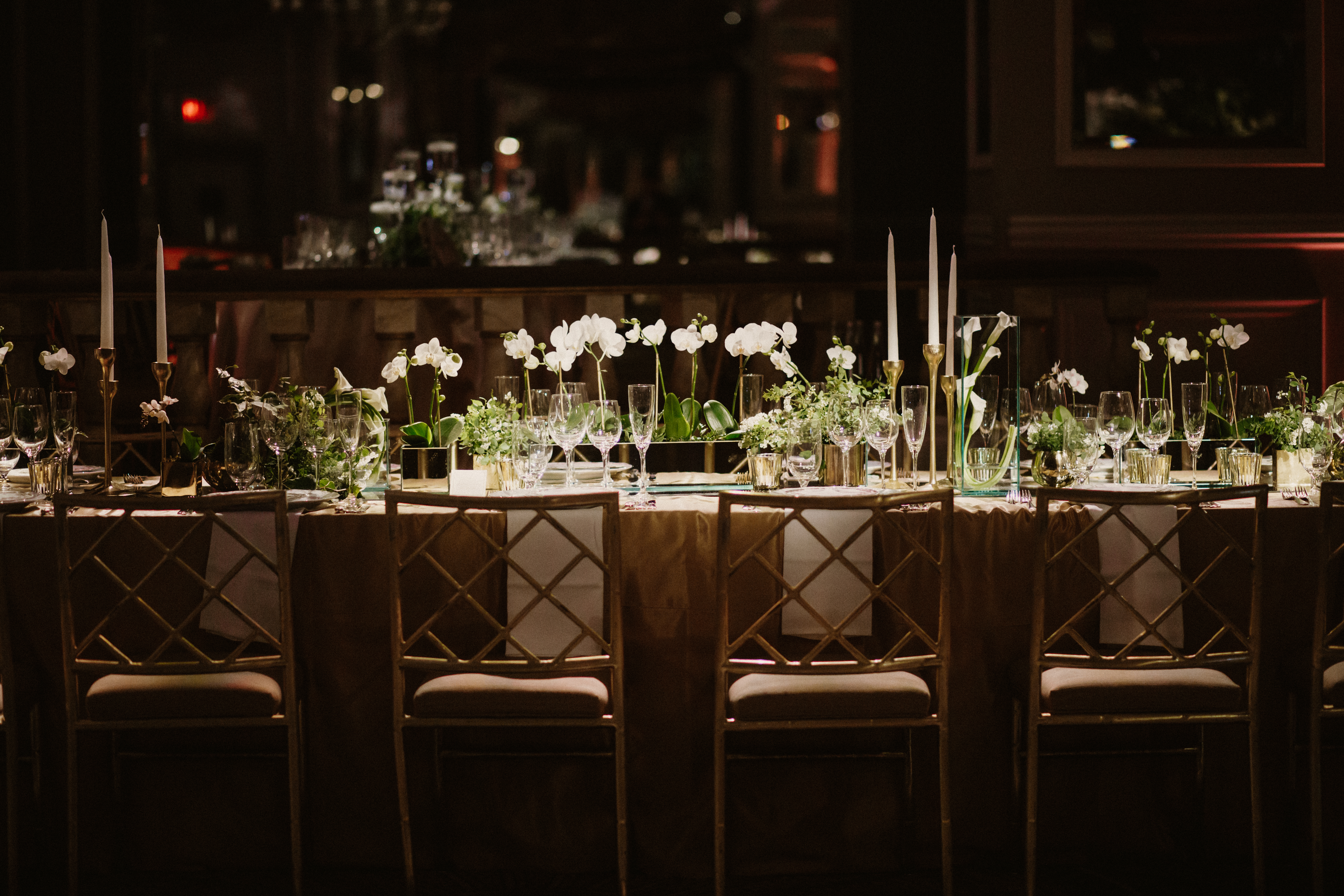 Hochzeitscatering Berlin — festlich gedeckte Hochzeitstafel mit Blumen und Kerzen